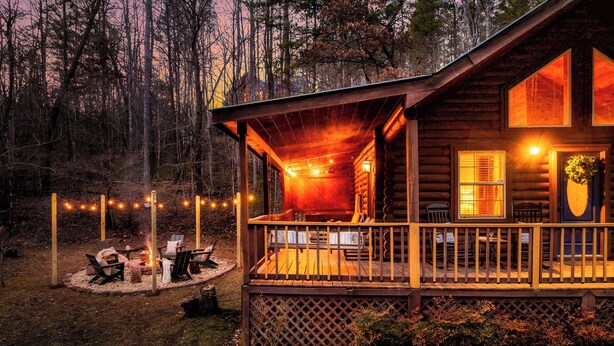A wooden cabin with a porch, outdoor seating, and a fire pit. - ☆Renovated Cabin☆ Hot Tub ◇ Fire Pit ◇ Fireplace ◇ Dog-friendly (Sevierville)