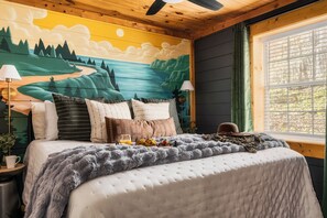 3 bedrooms, blackout curtains, iron/ironing board, free WiFi - ☆Renovated Cabin☆ Hot Tub ◇ Fire Pit ◇ Fireplace ◇ Dog-friendly (Sevierville)