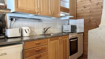 Fridge, microwave, dishwasher, cookware/dishes/utensils