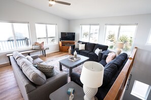 Smart-TV, DVD-Player, Tischtennisplatte, Stereoanlage