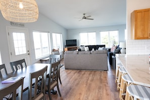 Smart TV, DVD player, ping pong, stereo - Family and pet friendly! 4 Bd, 3 bath beach house with ocean views! Sleeps 10! (Rockaway Beach)