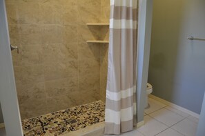 وحدات دش مع أحواض استحمام، مناشف