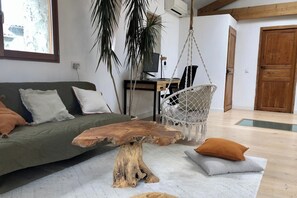 TV, fireplace, stereo