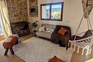 TV, fireplace, stereo