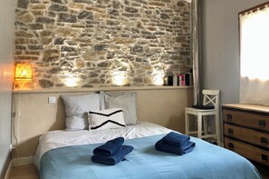 2 عدّة غرف نوم وواي فاي وملاءات أسرّة