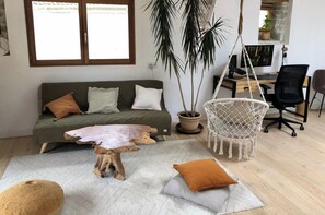 TV, fireplace, stereo