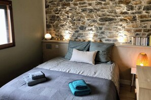 2 عدّة غرف نوم وواي فاي وملاءات أسرّة