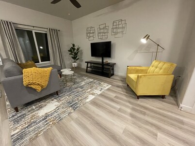 The Landon- Stylish Townhouse-Centrally Located. 