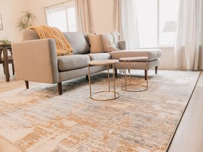 Smart TV, books - The Landon- Stylish Townhouse-Centrally Located. (Kennewick)