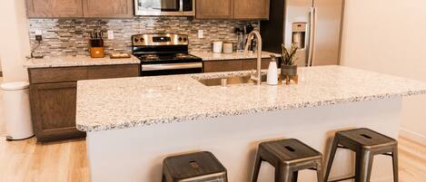 Geladeira, micro-ondas, fogão, cooktop