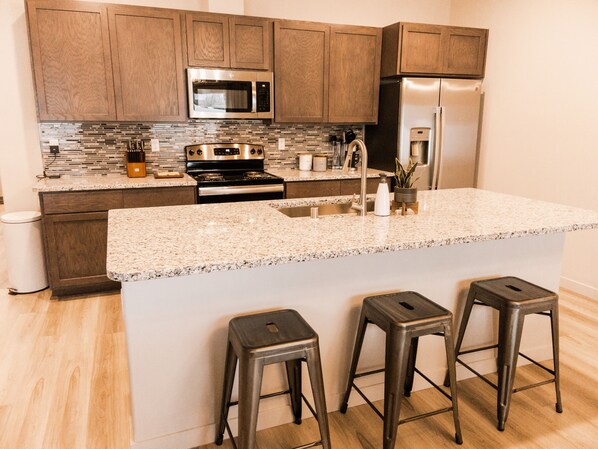 Fridge, microwave, oven, stovetop - The Landon- Stylish Townhouse-Centrally Located. (Kennewick)
