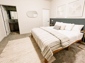 3 bedrooms, desk, iron/ironing board, travel cot - The Landon- Stylish Townhouse-Centrally Located. (Kennewick)