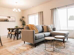 Smart TV, books - The Landon- Stylish Townhouse-Centrally Located. (Kennewick)