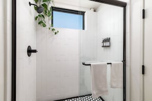 Shower, hair dryer, towels - Balcony Room 305 | The Brick Boutique Hotel (Oceanside)