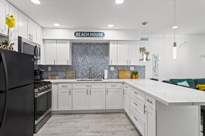 4 min Steps to Beach, Remodeled & INCLUDED Beach Accessories 🏖 