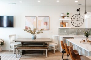 Dining - 🔆Sun Shack 🔆 Warm Weather Getaway with Air Hockey Table and Pool (Washington)