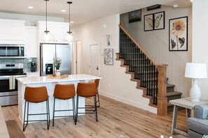 Interior - 🔆Sun Shack 🔆 Warm Weather Getaway with Air Hockey Table and Pool (Washington)