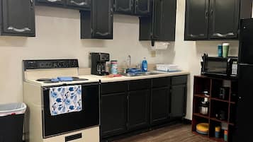 Deluxe Apartment, Park View | Private kitchen | Full-size fridge, oven, stovetop, toaster
