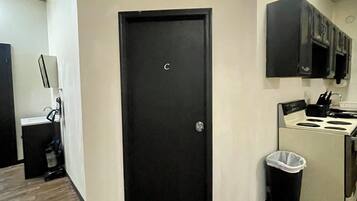 Deluxe appartement, 3 slaapkamers, uitzicht op park | 3 slaapkamers, individueel gedecoreerd, een bureau, een laptopwerkplek