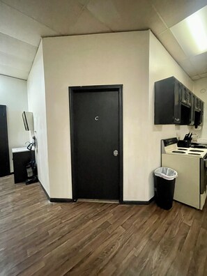 Deluxe Apartment, 3 Bedrooms, Park View | 3 bedrooms, individually decorated, desk, laptop workspace - Cameron Suites (Cameron)