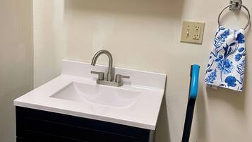 Deluxe appartement, 3 slaapkamers, uitzicht op park | Badkamer | Een bad/douchecombinatie, een hydromassagedouche, een haardroger