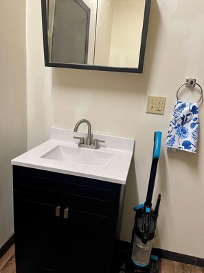 Deluxe Apartment, 3 Bedrooms, Park View | Bathroom | Combined shower/tub, hydromassage showerhead, hair dryer, towels - Cameron Suites (Cameron)