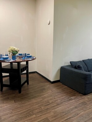 Deluxe Apartment, 3 Bedrooms, Park View | Living area - Cameron Suites (Cameron)
