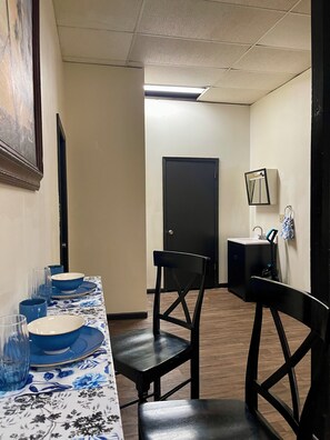 In-room dining - Cameron Suites (Cameron)