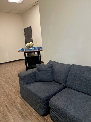 Deluxe Apartment, 3 Bedrooms, Park View | Living area - Cameron Suites (Cameron)