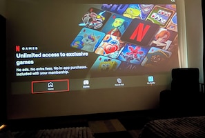 3 bedrooms, individually decorated, desk, laptop workspace - Cameron Suites (Cameron)