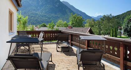 Ferienwohnung Lapislazuli mit Bergblick, privater Terrasse und WLAN