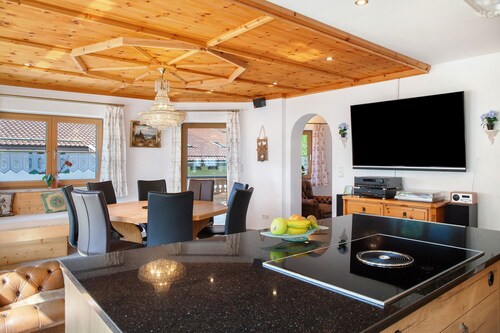Ferienwohnung Lapislazuli mit Bergblick, privater Terrasse und WLAN