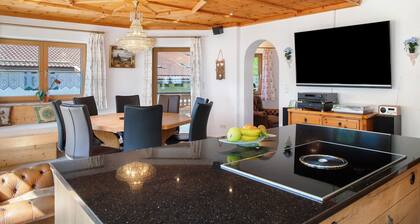 Ferienwohnung Lapislazuli mit Bergblick, privater Terrasse und WLAN