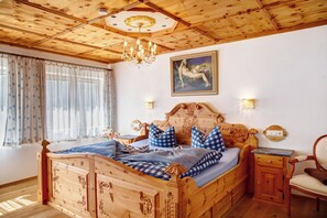 3 室のベッドルーム、WiFi (無料)、ベッドシーツ