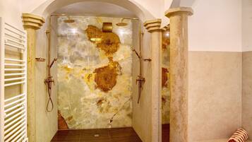 Badewanne, Haartrockner, Handtücher