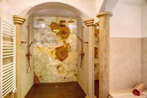 Badewanne, Haartrockner, Handtücher
