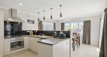 Hunia Haven - Himatangi Beach Holiday Home