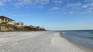 A beach with a sandy shore, a few houses, and a clear sky. - Stunning 4BR 3BA. Pool. Gym. Pets Welcome. 0.7 mi to beach access (Santa Rosa Beach)