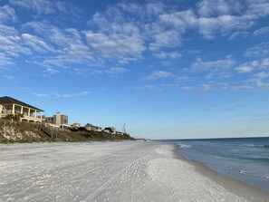 Una spiaggia nelle vicinanze, lettini da mare