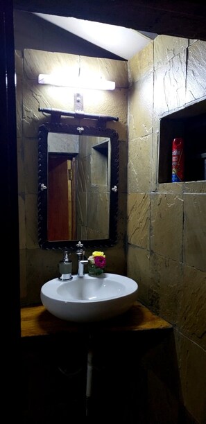 淋浴设施、大花洒淋浴喷头、免费洗浴用品、毛巾