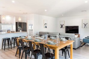 Un espacio moderno para vivir con comedor, cocina y zona de estar.