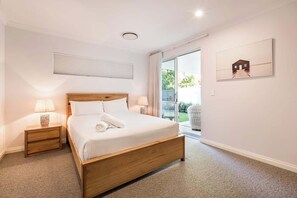 5 bedrooms, iron/ironing board, WiFi, bed sheets