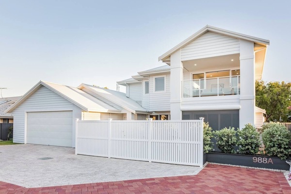 Simply stroll to the foreshore bars & restaurants from this luxurious, beachside home.