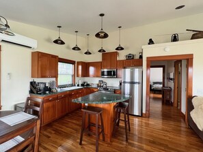 Jääkaappi, mikroaaltouuni, uuni, liesi