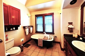 Vasca, asciugacapelli, asciugamani, sapone