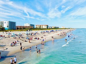 Playa en los alrededores, camastros y toallas de playa 