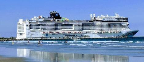 ビーチの近く、サンラウンジャー、ビーチタオル