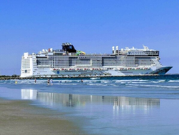 Una spiaggia nelle vicinanze, lettini da mare, teli da spiaggia