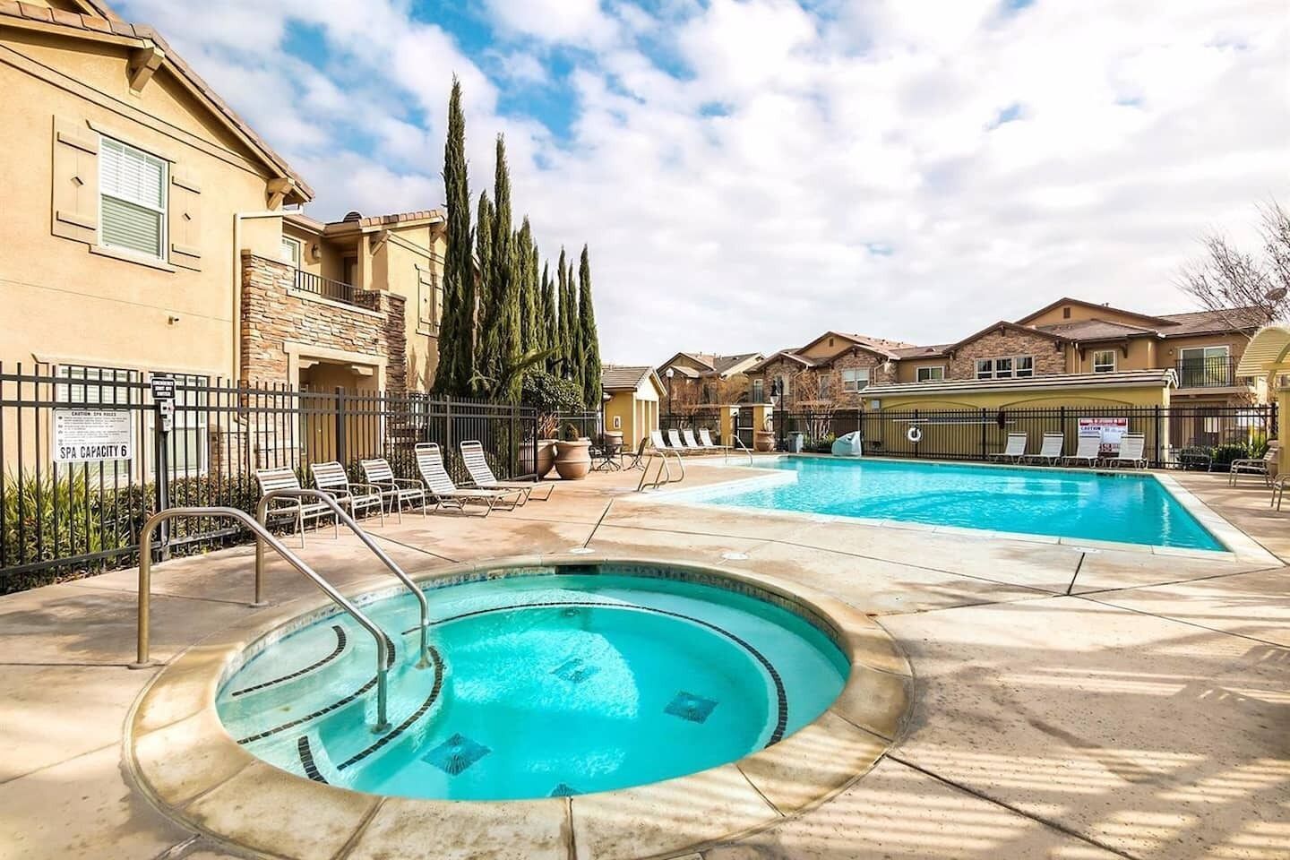 حمّام سباحة خارجي