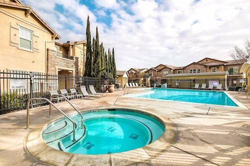 LePark YELLOW with Pool & Spa Next to Downtown Golden One Airport